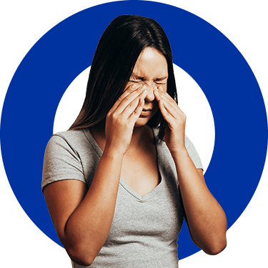 Una mujer se frota la nariz a causa de la sinusitis, una inflamación que suele ser consecuencia de un resfriado - Rhinomer 